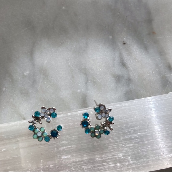 Petite Multi Color Crystal Flowers Blue Stud Earrings NEW - Picture 5 of 10